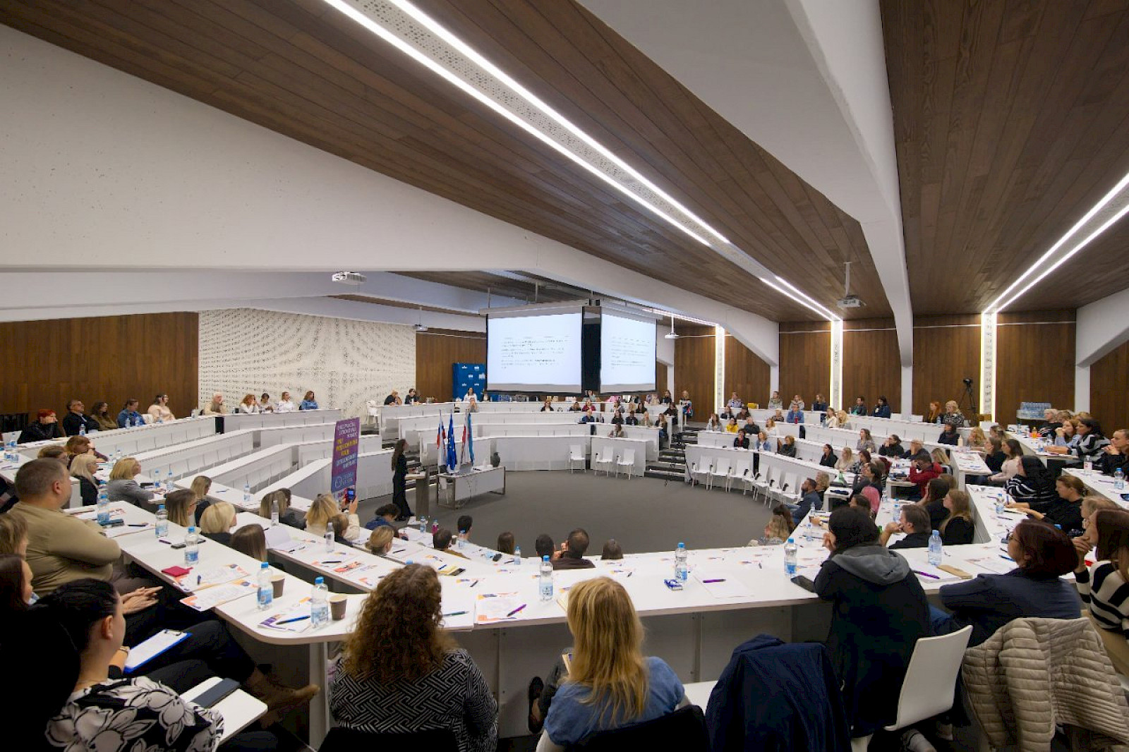 Na strokovni konferenci Centra &Scaron;teker o družbenih omrežjih, spletni pornografiji in poučevanju v digitalni dobi